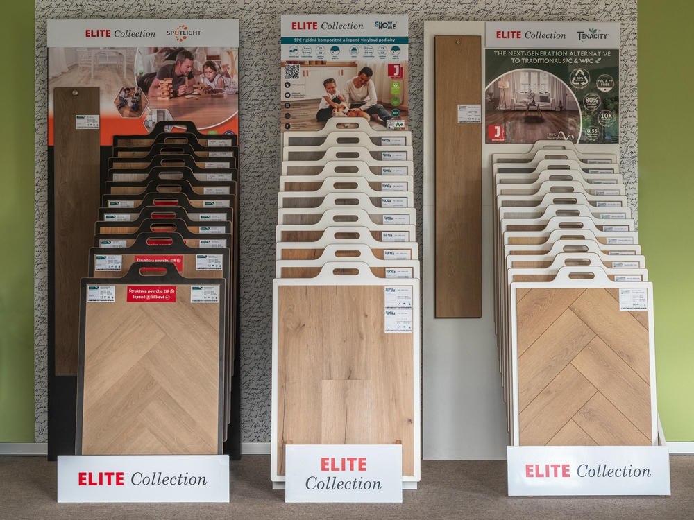 Stojany kolekcí Tenacity, Showhome a Spotlight v prodejně Elite Collection